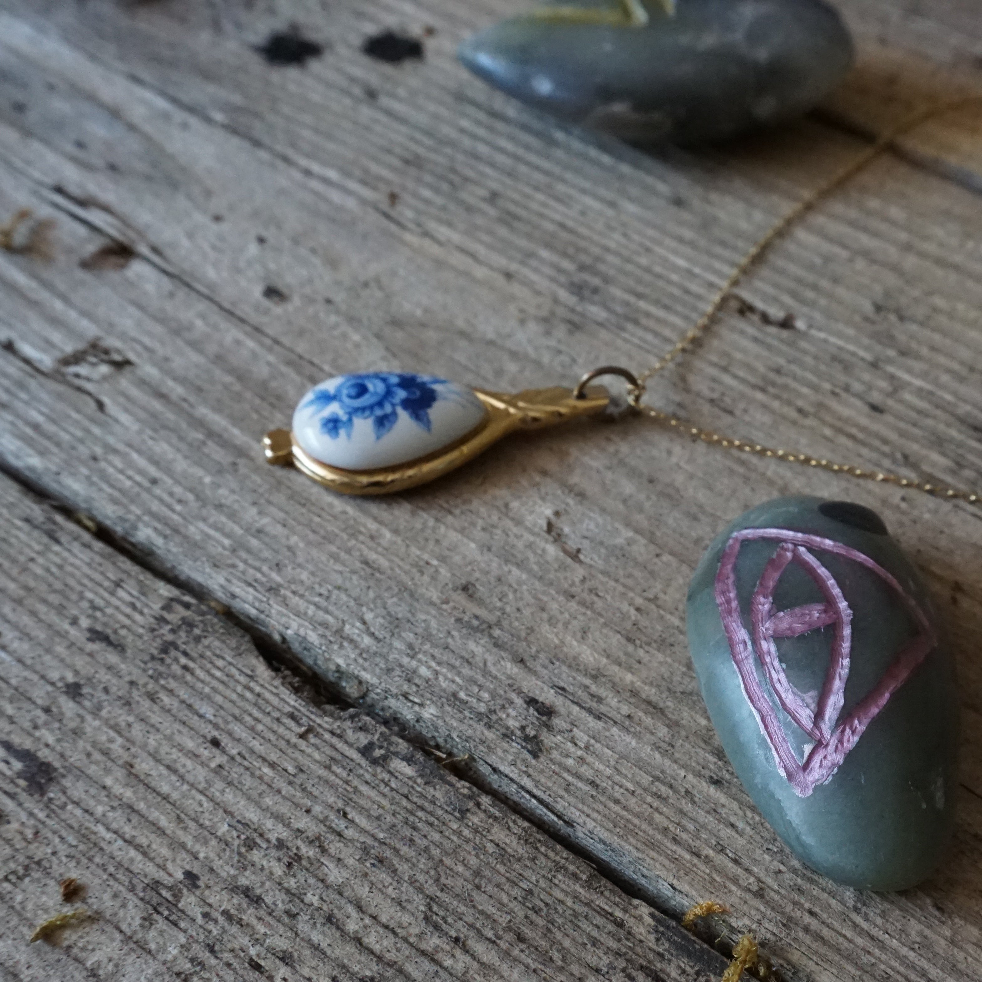 Cobald Witchery - Talisman mit blau-weißem Porzellan
