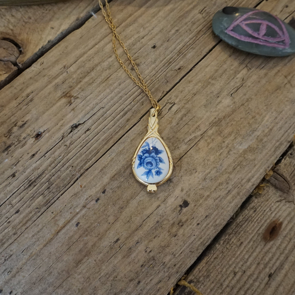 Cobald Witchery - Talisman mit blau-weißem Porzellan
