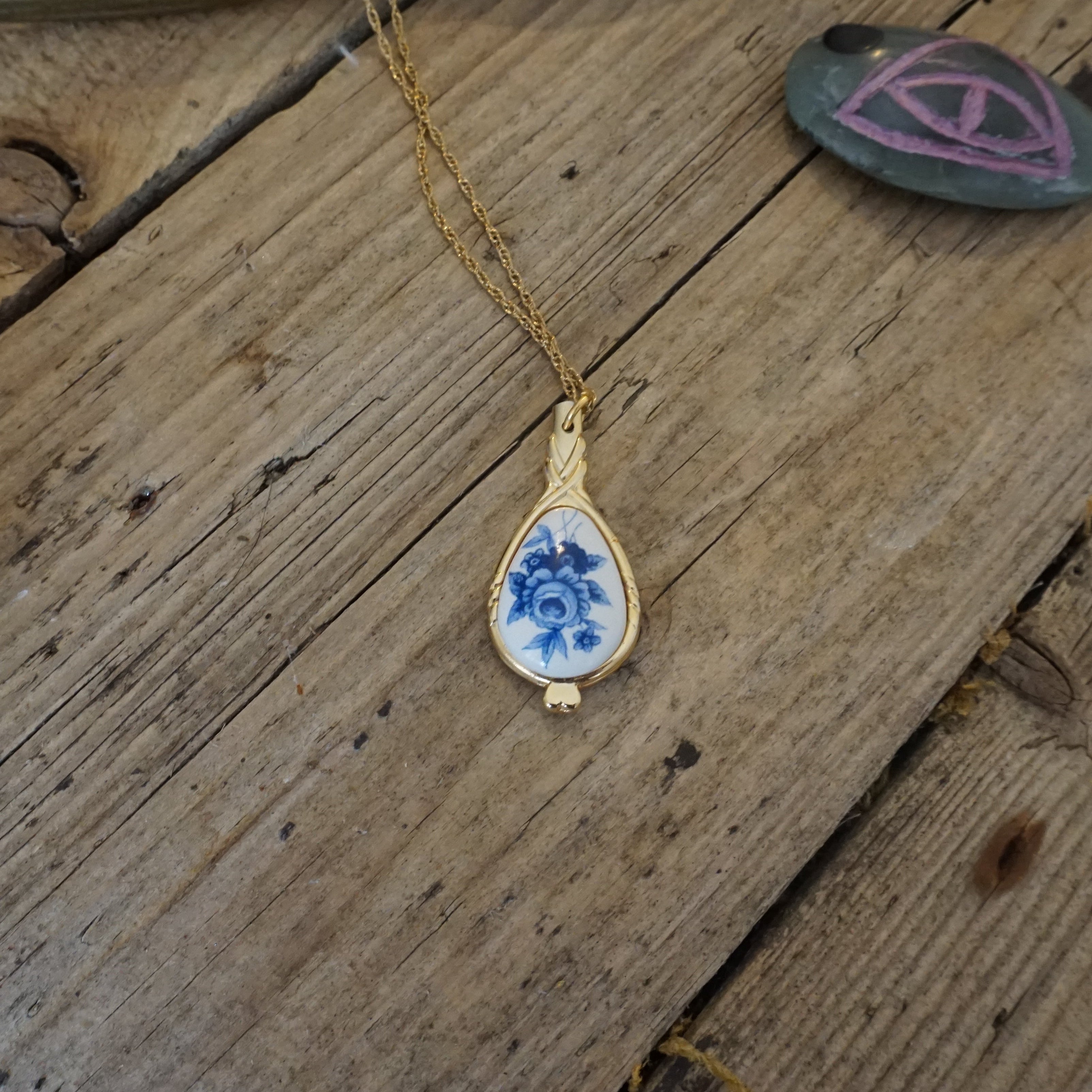 Cobald Witchery - Talisman mit blau-weißem Porzellan