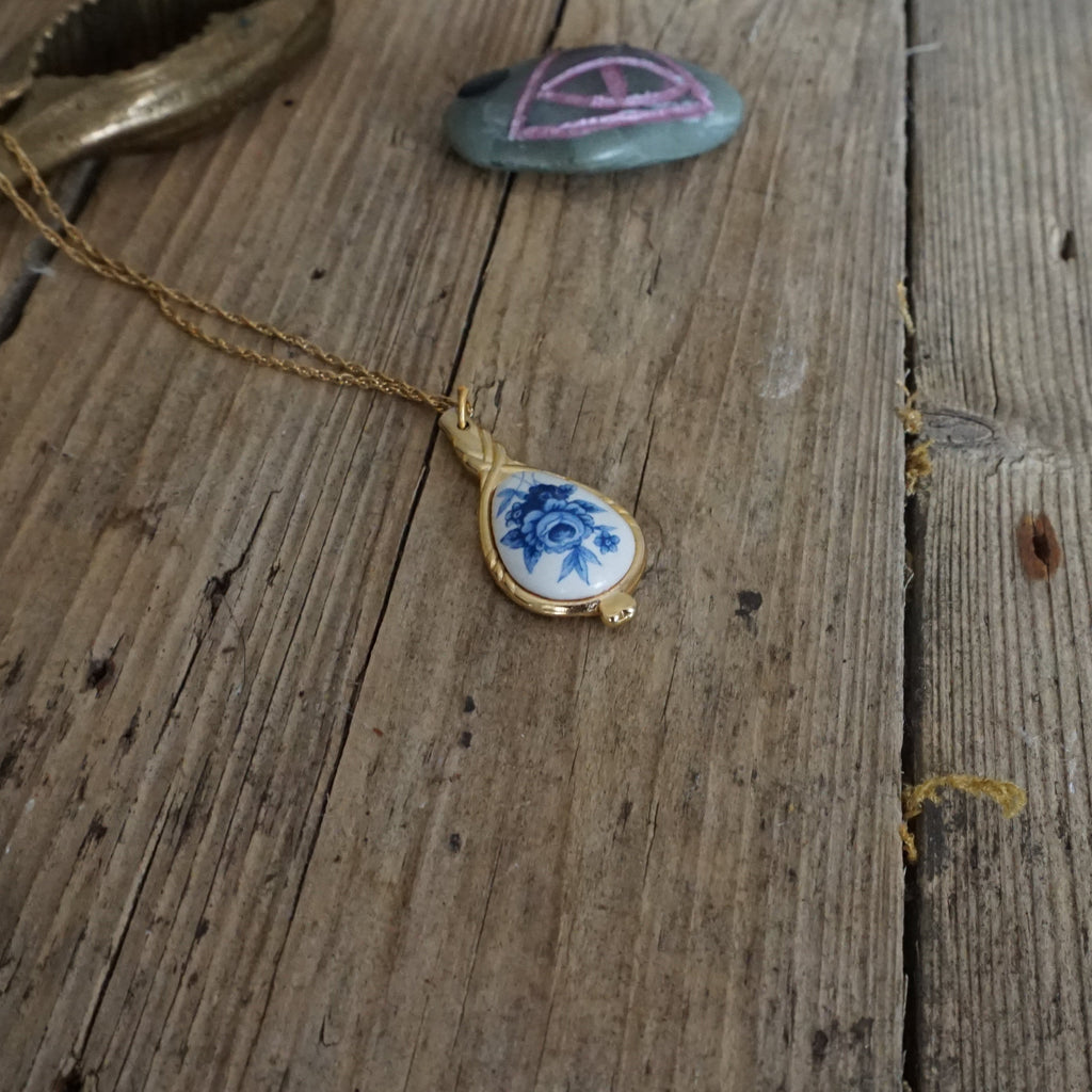 Cobald Witchery - Talisman mit blau-weißem Porzellan