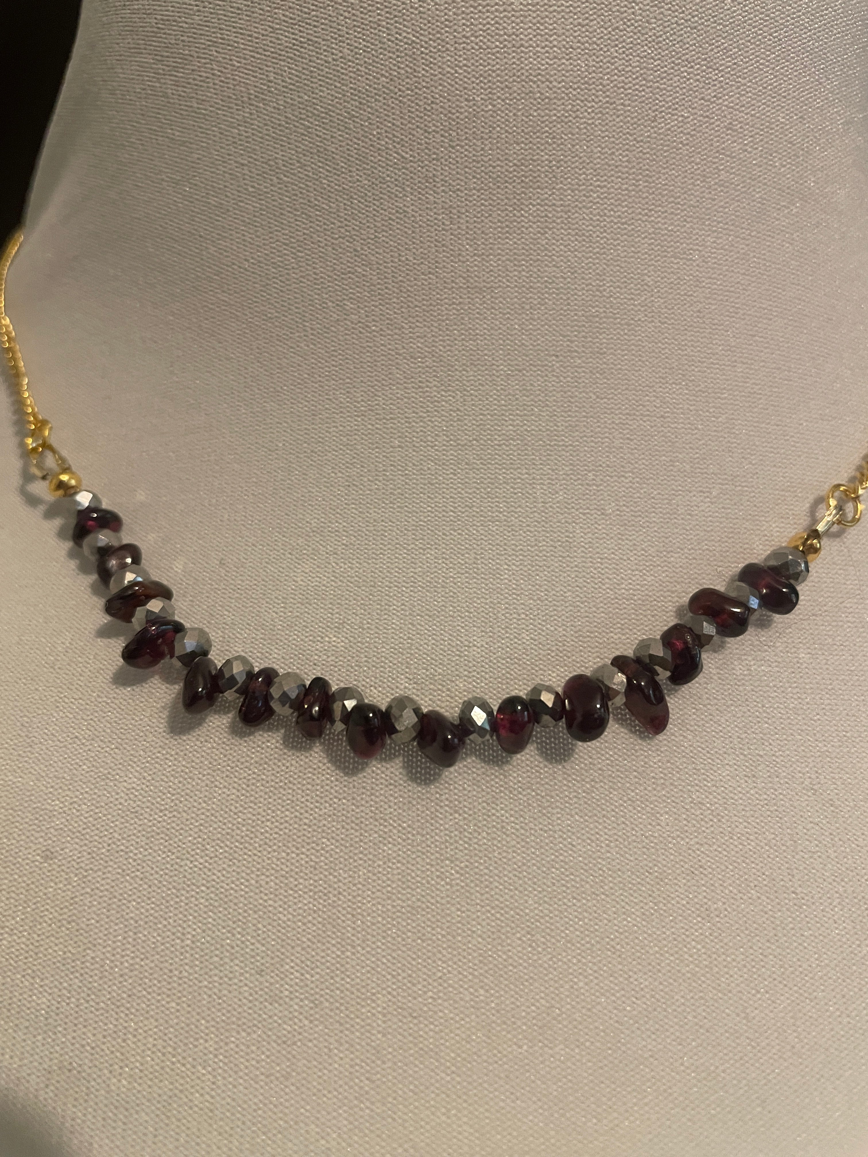 Red Alchemist - Filigrane Kette mit Granat (Upcycling)