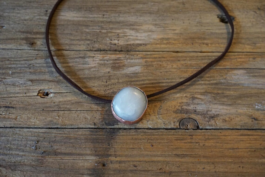 Atem der Stille - Handgefertigtes Speckstein-Amulett in rustikalem Kupfer - Erdender Begleiter