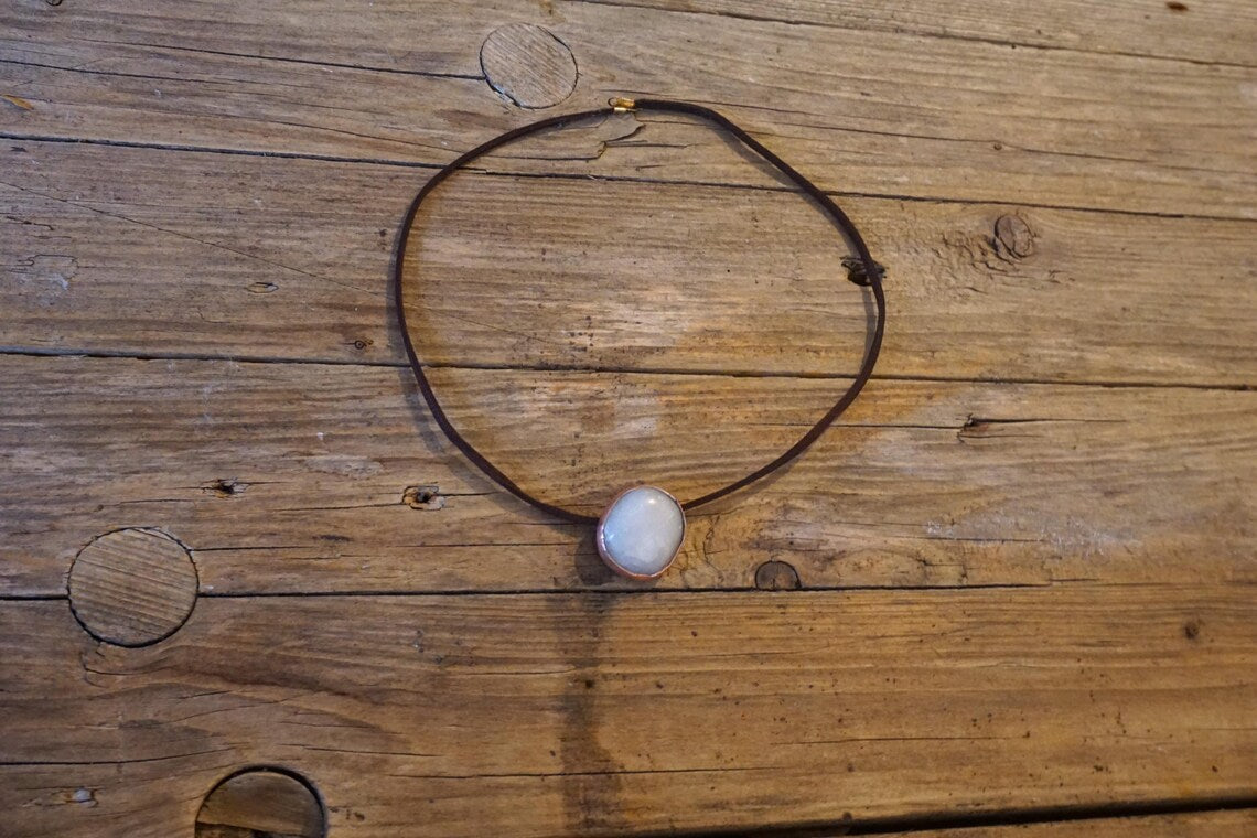 Atem der Stille - Handgefertigtes Speckstein-Amulett in rustikalem Kupfer - Erdender Begleiter