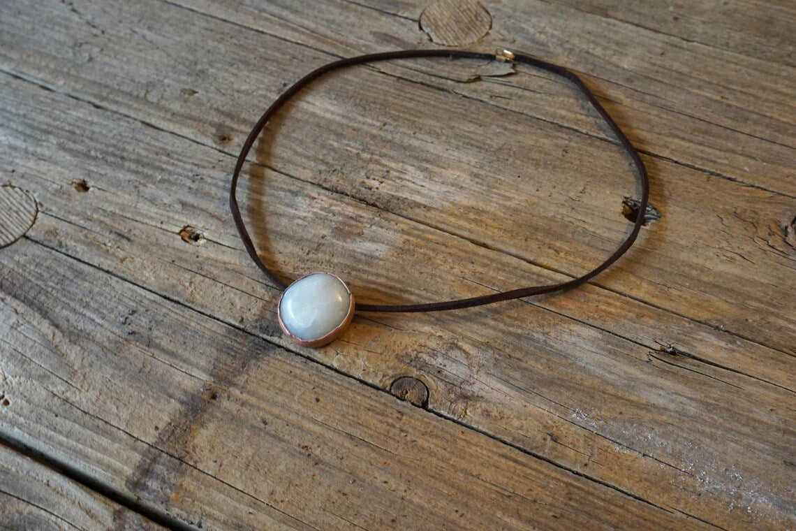 Atem der Stille - Handgefertigtes Speckstein-Amulett in rustikalem Kupfer - Erdender Begleiter
