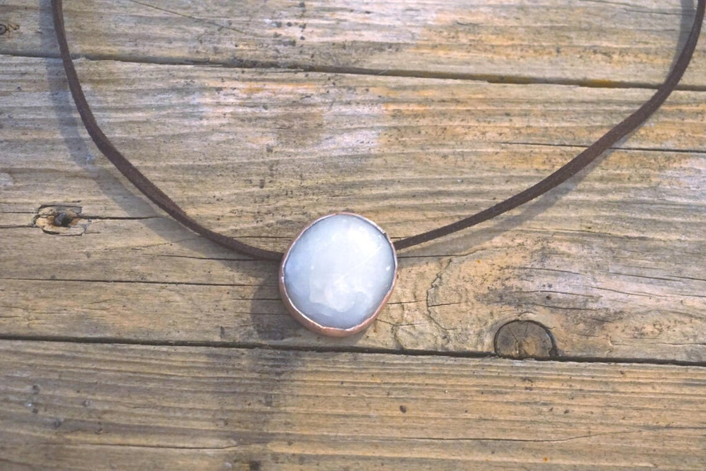 Atem der Stille - Handgefertigtes Speckstein-Amulett in rustikalem Kupfer - Erdender Begleiter