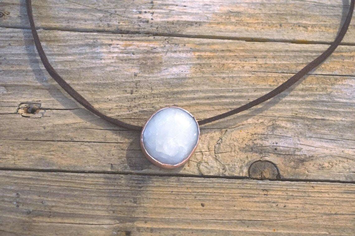 Atem der Stille - Handgefertigtes Speckstein-Amulett in rustikalem Kupfer - Erdender Begleiter